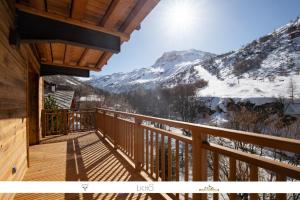 una vista dal balcone di una cabina con montagne innevate di MARMOTTE 102 - Beau T4 pour 10, aux pieds des pistes a Bonneval-sur-Arc