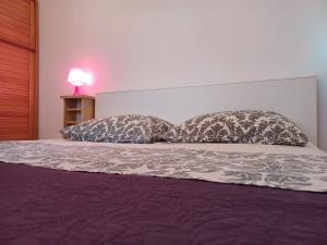 una camera con un letto con due cuscini sopra di Apartment Paolo a Šibenik