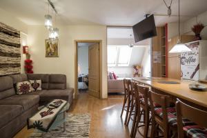 cocina y sala de estar con sofá y bar en Orkana 1 Zakopane Centrum Superior by Homeprime, en Zakopane