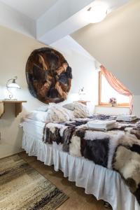 1 dormitorio con 1 cama con un gran tronco en la pared en Orkana 1 Zakopane Centrum Superior by Homeprime, en Zakopane