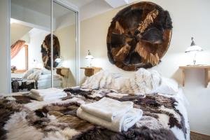 sypialnia z łóżkiem z ręcznikami w obiekcie Orkana 1 Zakopane Centrum Superior by Homeprime w Zakopanem
