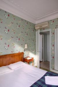 Кровать или кровати в номере HotelHome Paris 16