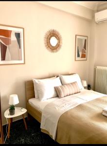 een slaapkamer met een bed en een spiegel aan de muur bij Navarino Apartment in Pylos