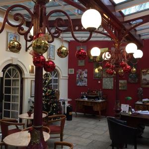 Mariahilf Citycenter Hotel في فيينا: مطعم فيه شجرة عيد الميلاد في الغرفة
