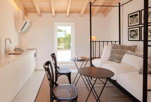 een woonkamer met een bank en een tafel bij Rufino Quinta in Estevais
