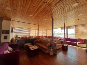 Posezení v ubytování Petra Cabin Hostel