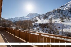 a balcony with a view of a snow covered mountain at MARMOTTE 003 - Superbe T4 aux pieds des pistes in Bonneval-sur-Arc