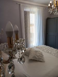 a bedroom with a white bed with a window at A Cantunera LittleHouse in Agrigento