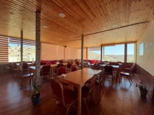 Petra Cabin Hostel tesisinde bir restoran veya yemek mekanı
