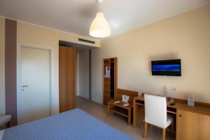 Ένα ή περισσότερα κρεβάτια σε δωμάτιο στο Hotel Alpi