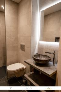 y baño con lavabo y aseo. en MARMOTTE 001 - Bel appartement avec grande terrasse, aux pieds des pistes en Bonneval-sur-Arc