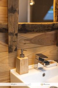Le Bordarriben sauna & spa 4 étoiles tesisinde bir banyo