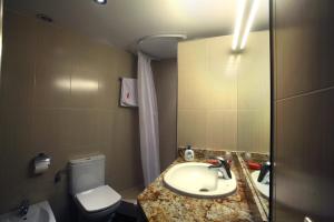 Koupelna v ubytování Apartaments Turístics Prat de Les Mines + 36 fotografií