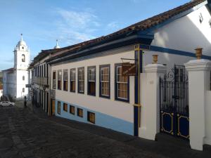 un edificio blanco y azul con una torre de reloj en Pousada Dona Dazinha en Diamantina