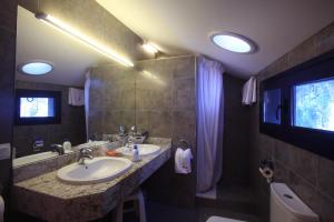 
a bathroom with a sink, toilet, and bathtub at Apartaments Turístics Prat de Les Mines in Ordino
