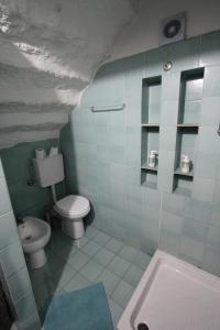 ein Bad mit einem WC und einem Waschbecken in der Unterkunft Suite l' Orologio in Rio Marina