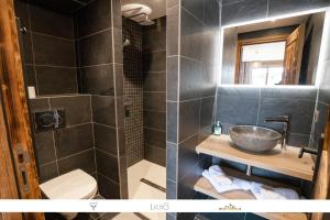 a bathroom with a sink and a shower at MARMOTTE 104 - Charmant T4, aux pieds des pistes in Bonneval-sur-Arc