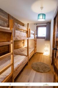 a bedroom with two bunk beds and a rug at MARMOTTE 104 - Charmant T4, aux pieds des pistes in Bonneval-sur-Arc