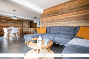 a living room with a blue couch and a table at MARMOTTE 104 - Charmant T4, aux pieds des pistes in Bonneval-sur-Arc