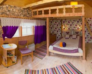ein Schlafzimmer mit einem Etagenbett und einem Tisch in der Unterkunft Tõnise Holiday Houses in Lilbi