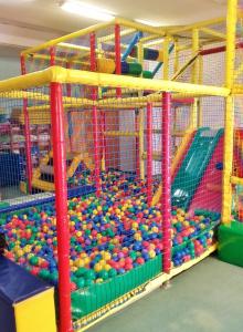 a play room with a bunch of balls at Mazurska Chata jezioro i aquapark 6 min centrum i promenada 12 min in Mikołajki