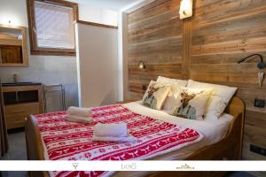 Un pat sau paturi într-o cameră la MARMOTTE 201 - Bel appartement mansardé, aux pieds des pistes