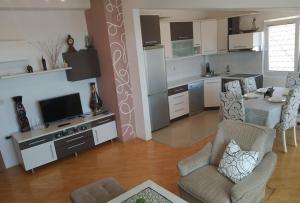 Una cocina y una sala de estar con un sofá y una mesa. en Kalan Apartment, en Ohrid