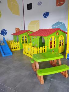 a play room with a toy house and a table at Mazurska Chata jezioro i aquapark 6 min centrum i promenada 12 min in Mikołajki