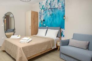 - une chambre avec un lit, un miroir et une chaise dans l'établissement ROUTE DU CANAL, à Nea Roda