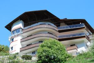 ein Gebäude mit Balkon auf der Seite in der Unterkunft Apart Stotter in Kappl