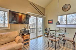 ein Wohnzimmer mit einem Sofa und einem Tisch in der Unterkunft Mountain Creek Condo with Grill Walk to Lifts! in Vernon