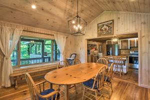 una cucina e una sala da pranzo con tavolo e sedie in legno di Spacious Sky Valley Home with Resort Perks! a Dillard