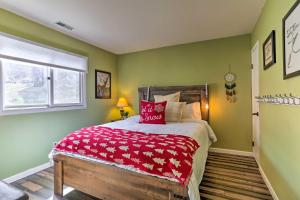 A bed or beds in a room at Mountain Creek Condo with Grill Walk to Lifts!