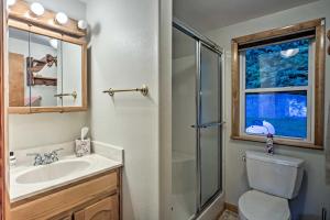 Ένα μπάνιο στο Boat Dock, Game Room Lakefront Sunrise Beach Home +23 φωτογραφίες