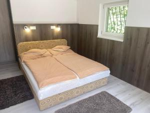 Postel nebo postele na pokoji v ubytování Holiday Apartmanház