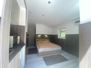 Postel nebo postele na pokoji v ubytování Holiday Apartmanház