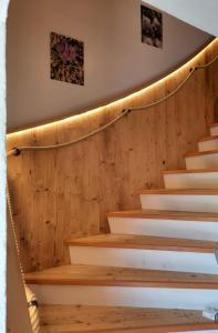 un conjunto de escaleras con luces encendidas en Naturidyll Brunner, en Köstendorf