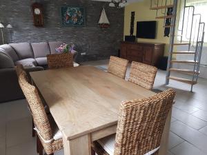 una mesa de madera y sillas en la sala de estar. en Pod żurawiem Szwałk 1, en Swiętajno