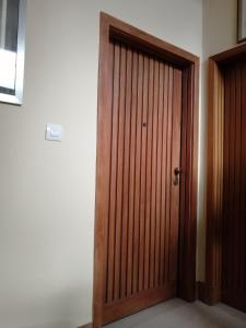 eine Holztür in der Ecke eines Zimmers in der Unterkunft Insieme al mare in Praia a Mare