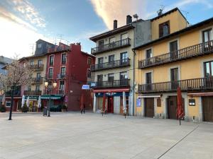 una plaza de la ciudad con edificios y una persona caminando por la calle en Cozy Apartment in Alp, en Alp