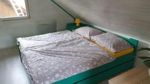 Ein Bett oder Betten in einem Zimmer der Unterkunft Apartmaji sanje
