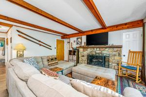 ein Wohnzimmer mit einem Sofa und einem Kamin in der Unterkunft Bee Branch 39 in Sugar Mountain