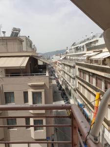 - une vue sur une rue de la ville depuis un bâtiment dans l'établissement Comfortable apartment in the center of Volos very close to the port, à Vólos