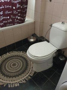 Koupelna v ubytování Comfortable apartment in the center of Volos very close to the port