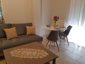 - un salon avec un canapé et une table dans l'établissement Comfortable apartment in the center of Volos very close to the port, à Vólos