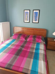 Ένα ή περισσότερα κρεβάτια σε δωμάτιο στο Comfortable apartment in the center of Volos very close to the port