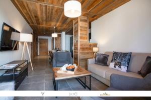 un soggiorno con divano e tavolo di MARMOTTE 004 - Charmant appartement pour 6, aux pieds des pistes a Bonneval-sur-Arc