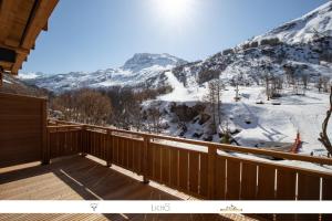 balcón con vistas a una montaña nevada en MARMOTTE 004 - Charmant appartement pour 6, aux pieds des pistes, en Bonneval-sur-Arc