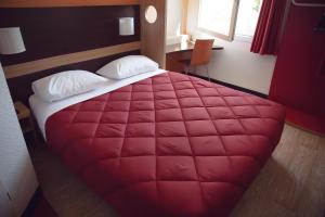 Uma cama ou camas num quarto em Premiere Classe Roissy Aéroport Charles De Gaulle