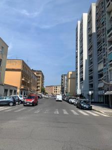 uma rua da cidade com carros estacionados num parque de estacionamento em Fratelli Bandiera em Latina